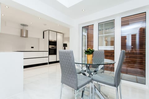 Kitchen or kitchenette, Dining area, minibar, stove