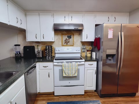 Kitchen or kitchenette, kitchen, kitchen