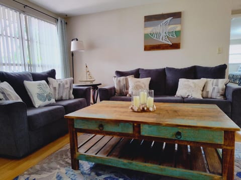 Comfortable Stay- Fully Stocked Home & Coffee Bar- All Essentials Provided House in Florida