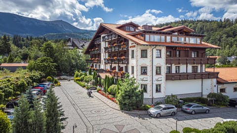 Property building, Day, Neighbourhood, Bird's eye view, Mountain view, Parking