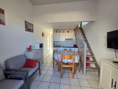 Living room, Seating area, Dining area, stove