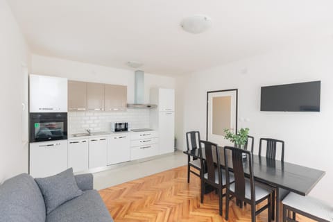 Kitchen or kitchenette, Living room, Seating area, Dining area, oven, pet friendly, stove