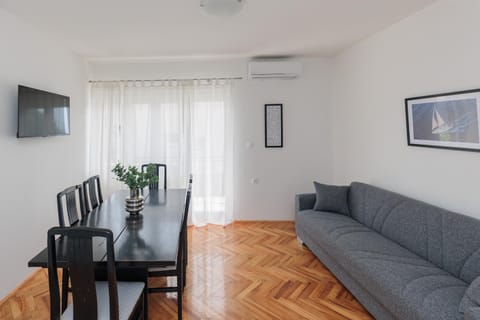 TV and multimedia, Living room, Seating area, air conditioner