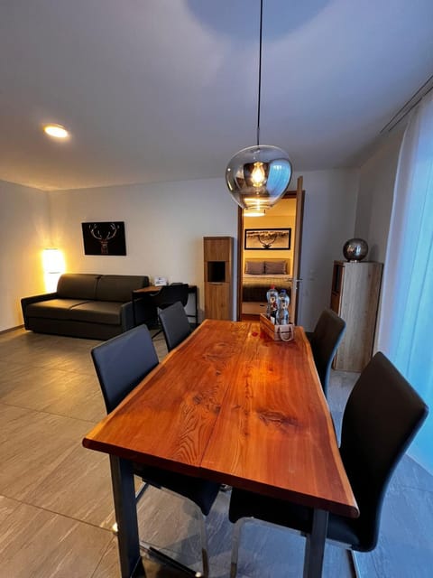 Photo of the whole room, Dining area
