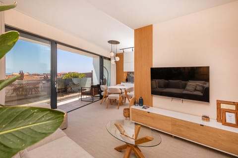 TV and multimedia, Living room, Seating area, City view