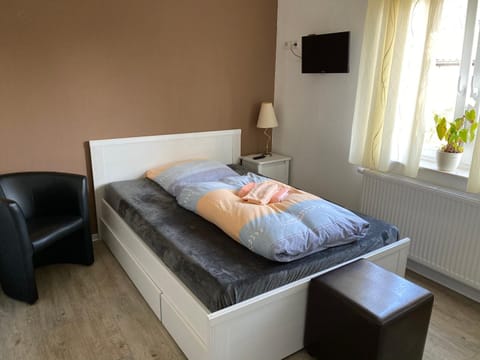 Bed, TV and multimedia, Photo of the whole room, Bedroom