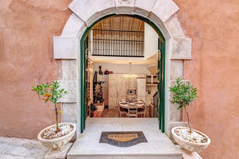 Facade/entrance