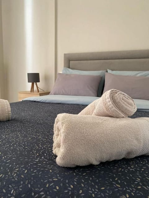Bed, Bedroom, towels