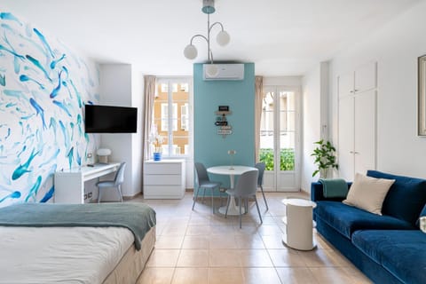 Bed, TV and multimedia, Living room, Seating area