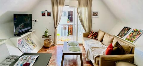 TV and multimedia, Balcony/Terrace, Living room, Seating area, Evening entertainment