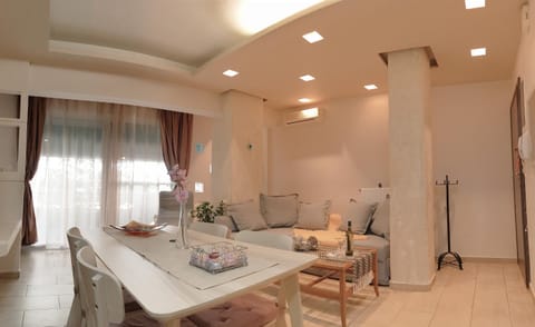 Seating area, Dining area