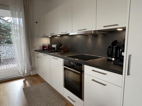 Coffee/tea facilities, Kitchen or kitchenette, dishwasher, oven, stove, toaster