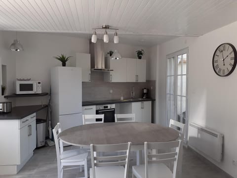 Kitchen or kitchenette, Dining area, Communal kitchen