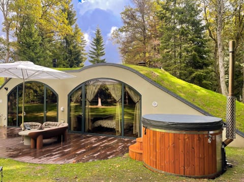 Property building, Day, Natural landscape, Garden, Hot Tub