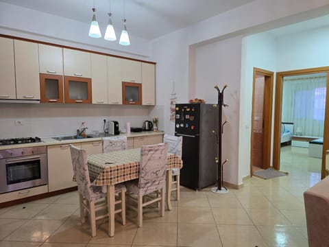 Coffee/tea facilities, Kitchen or kitchenette, Dining area, oven, stove, toaster
