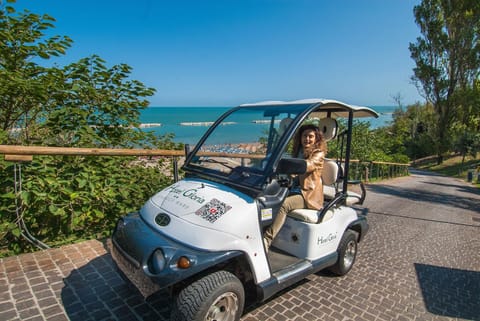 Nearby landmark, Restaurant/places to eat, Natural landscape, Activities, Garden, Beach, Beach, Shopping Area, Family