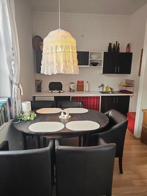 Kitchen or kitchenette, Seating area, Dining area, kitchen