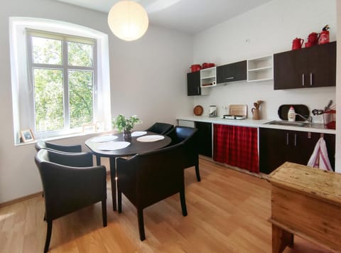 Kitchen or kitchenette, Living room, Seating area, Dining area
