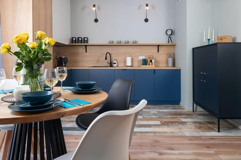 Kitchen or kitchenette, Dining area