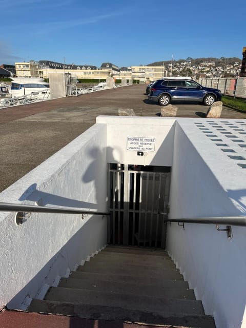 Madi au fil de l'eau à Deauville Docked boat in Deauville