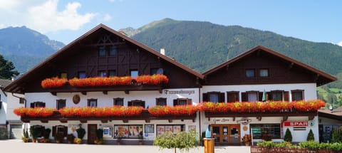 Property building, Nearby landmark, Spring, Natural landscape, Mountain view