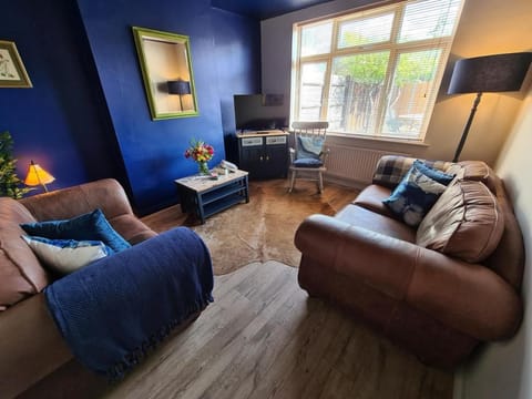 TV and multimedia, Living room, Seating area, internet, internet