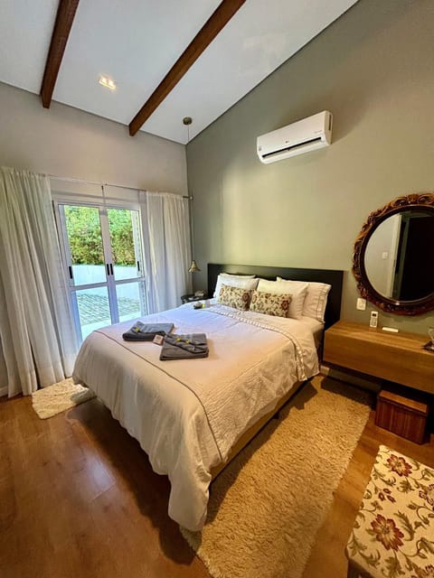 Bed, Photo of the whole room, air conditioner