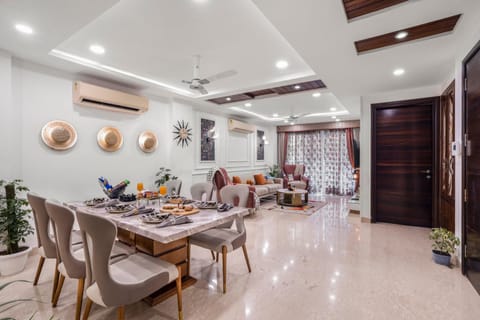 Living room, Food and drinks, Seating area, Dining area, Food, air conditioner