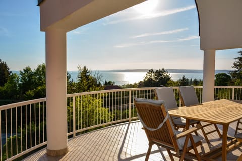View (from property/room), Balcony/Terrace, Lake view
