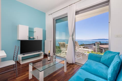 Communal lounge/ TV room, TV and multimedia, Living room, Seating area, Sea view