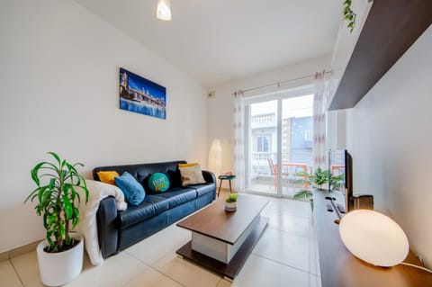 Communal lounge/ TV room, TV and multimedia, Living room, Seating area, Evening entertainment