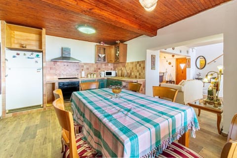 Property building, Kitchen or kitchenette, Living room