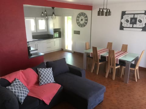 Kitchen or kitchenette, Living room, Dining area, minibar
