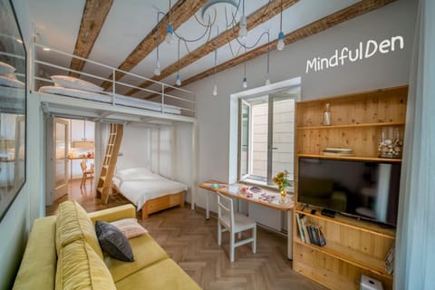 TV and multimedia, Living room, Seating area, Bedroom