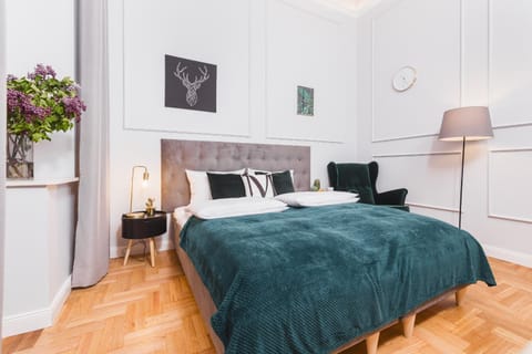 Bed, Photo of the whole room, Seating area