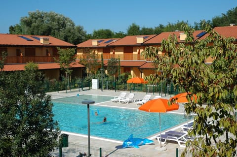 Property building, Garden, Garden view, Swimming pool, sunbed