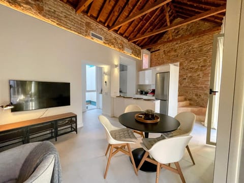 TV and multimedia, Kitchen or kitchenette, Living room, Seating area, Dining area, minibar, pet friendly, stove
