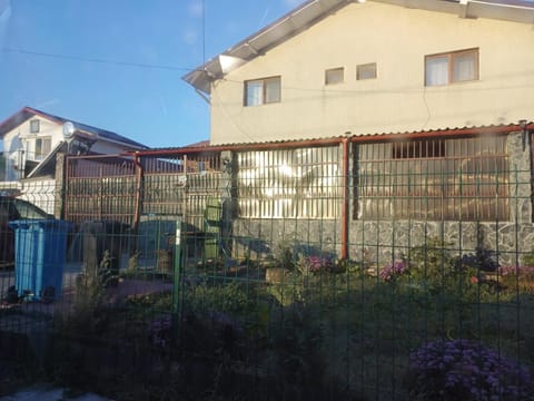 Property building, Facade/entrance, Day, BBQ facilities, Garden, Garden view, Parking
