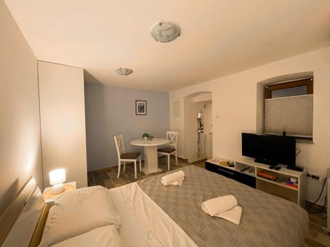 Bed, TV and multimedia, Bedroom, towels