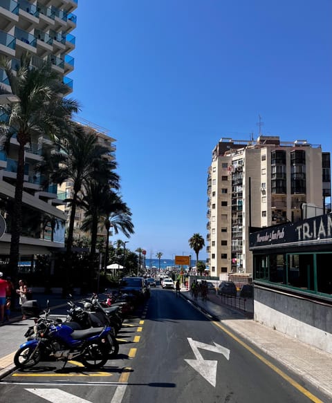 Day, Neighbourhood, Location