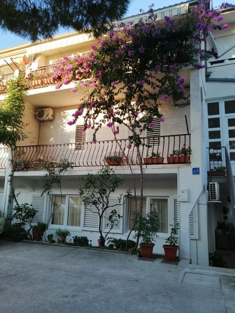 Property building, Patio, Facade/entrance