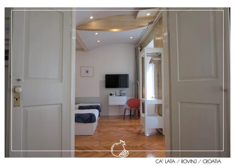 Bed, TV and multimedia, Seating area, Bedroom