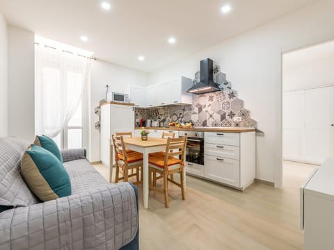 TV and multimedia, Kitchen or kitchenette, Living room, Seating area, Dining area, dishwasher, oven, stove