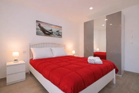 Bed, Photo of the whole room, Bedroom, towels, wardrobe