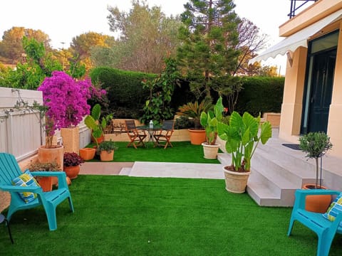 Property building, Patio, Restaurant/places to eat, Garden, Balcony/Terrace