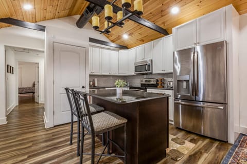 Urban Explorer Pad - 3BR - Backyard -Parking House in Jeffersonville