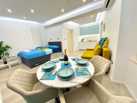 Bed, Living room, Photo of the whole room, Seating area, Dining area, Bedroom