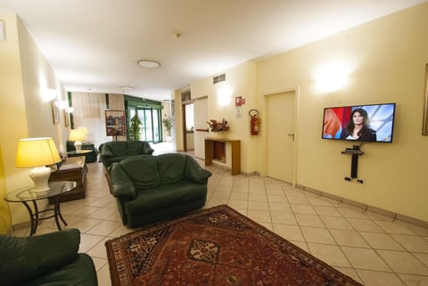 Communal lounge/ TV room