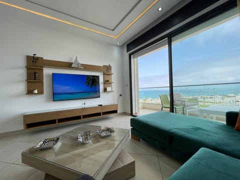 Communal lounge/ TV room, Natural landscape, TV and multimedia, View (from property/room), Balcony/Terrace, Living room, Seating area, Evening entertainment, Sea view