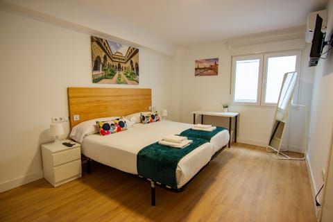 Bed, TV and multimedia, Photo of the whole room, Bedroom, towels